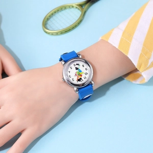 Montre sport bleue pour enfants avec motif footballeur sur cadran blanc au poignet