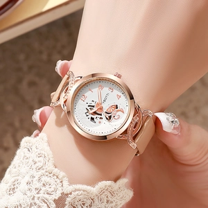 Dettaglio dell'orologio da donna in oro rosa con quadrante floreale e cinturino beige