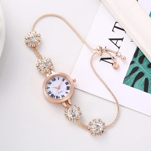 Orologio a bracciale in oro rosa con strass, numeri romani e ciondolo a forma di cuore