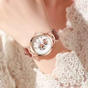 Dettaglio orologio donna con anse traforate in oro rosa e cinturino in pelle marrone