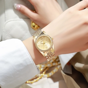Élégante montre à quartz dorée pour femme avec bracelet à maillons classique au poignet
