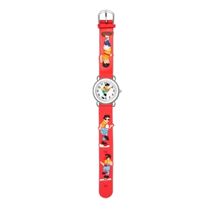 Détail du bracelet de montre en silicone rouge avec reliefs 3D de football et skateboard