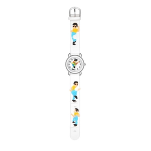 Gros plan de la montre blanche enfant avec figurines 3D de foot sur le bracelet silicone