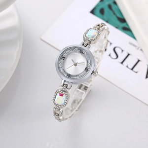 Dettaglio di orologio gioiello argento con pietre iridescenti e lunetta con cristalli