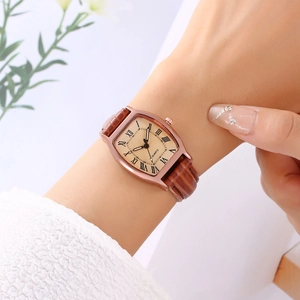 Montre à quartz tonneau or rose pour femme avec bracelet en cuir croco marron