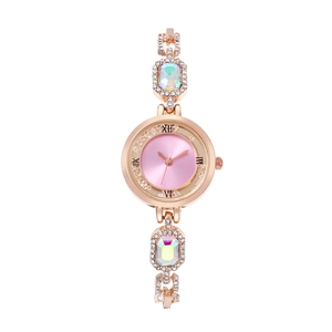 Orologio in oro rosa con quadrante rosa, numeri romani e cinturino con pietre colorate