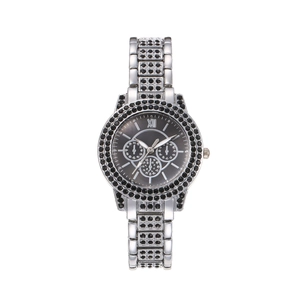 Détail d'une montre à quartz argentée avec strass noirs et cadran à chiffres romains