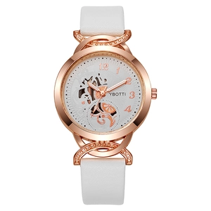 Dettaglio della cassa dell'orologio oro rosa con cristalli e cinturino in pelle bianca