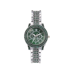 Montre à quartz pour femme avec bracelet argenté, cadran vert et cristaux sur blanc