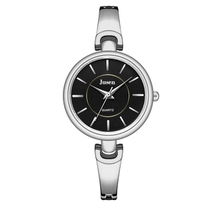Détail de la montre à bracelet argenté minimaliste avec un cadran noir à quartz élégant