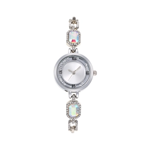 Elegante orologio da donna in argento con numeri romani e accenti di pietre preziose cangianti