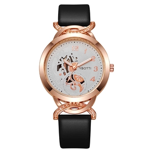 Dettaglio dell'orologio al quarzo oro rosa con quadrante bianco traforato e cinturino nero