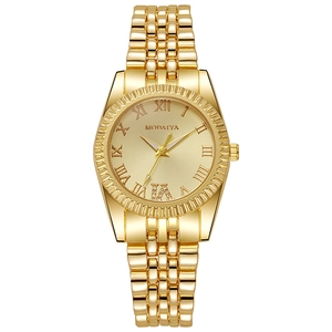 Détail du cadran champagne avec chiffres romains et lunette cannelée sur montre dorée