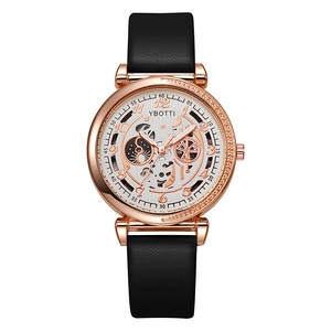 Montre à quartz tendance avec bracelet en cuir PU ajouré et boîtier en or rose pour femmes