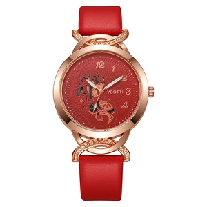Dettaglio del quadrante scavato con cassa in oro rosa e cinturino in pelle rossa