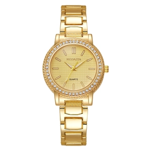 Vue détaillée d'une montre à quartz dorée de luxe avec lunette en strass pour femmes