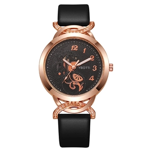 Dettaglio del quadrante in oro rosa con incisioni floreali vintage e decorazioni interne