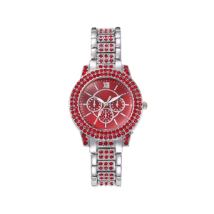 Montre quartz femme avec strass rouges et bracelet argenté sur fond blanc