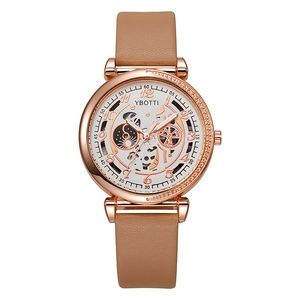 Montre mécanique évidée à la mode avec boîtier en or rose et bracelet en cuir