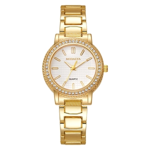 Détail de la montre dorée MODAIYA avec lunette diamantée et cadran texturé blanc