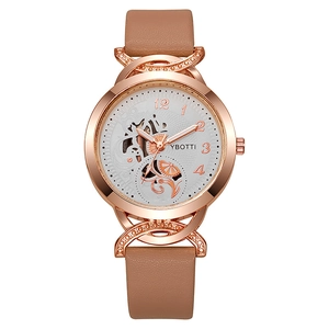 Dettaglio del quadrante traforato in oro rosa con cinturino in pelle marrone