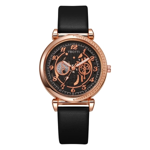 Vue détaillée de la montre YBOTTI avec cadran ajouré et boîtier métallique en or rose