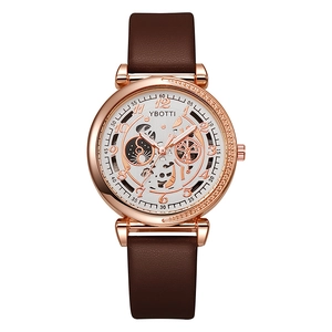 Vue détaillée du cadran squelette avec boîtier or rose et bracelet en cuir marron