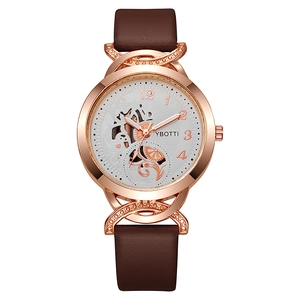 Orologio al quarzo donna con design traforato, cassa oro rosa e cinturino marrone
