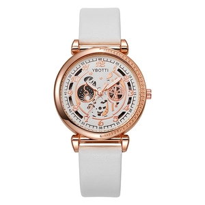 Vue détaillée d'une montre femme avec bracelet en cuir PU blanc et cadran ajouré