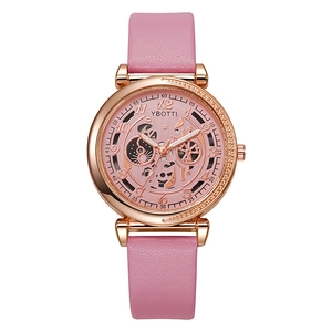 Détail du bracelet en cuir rose et du cadran mécanique évidé doré rose avec cristaux