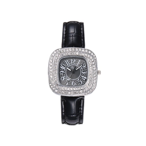 Détail de la montre carrée en cristal avec cadran soleil et bracelet en cuir