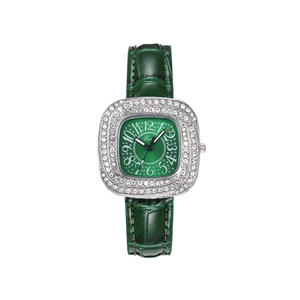 Détail d'une montre carrée argentée avec cadran vert et lunette sertie de cristaux