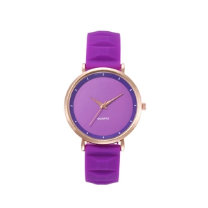 Dettaglio del cinturino in silicone viola con texture geometrica e cassa oro rosa