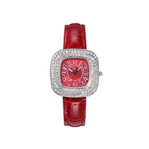 Montre carrée pour femme avec cadran rouge, lunette en strass et bracelet cuir rouge