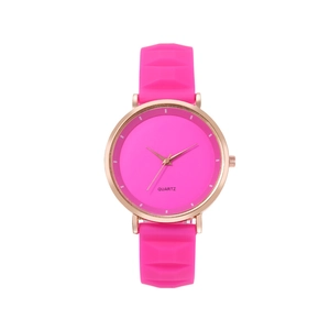 Dettaglio del cinturino in silicone rosa fluo testurizzato e cassa dell'orologio oro rosa