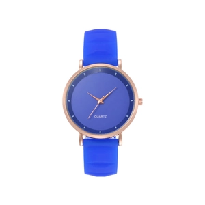 Orologio al quarzo minimalista con cinturino in silicone blu e cassa oro rosa