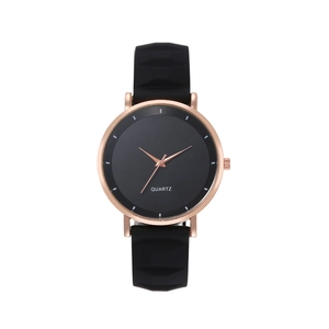 Orologio al quarzo minimalista con cinturino in silicone nero e cassa in oro rosa