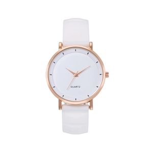 Dettaglio ravvicinato del cinturino in silicone bianco e cassa in metallo oro rosa dell'orologio
