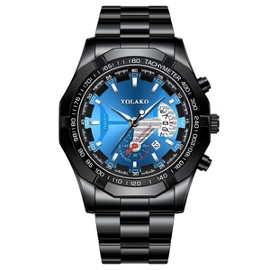 Détail du cadran bleu soleil et du guichet de date sur montre de sport noire