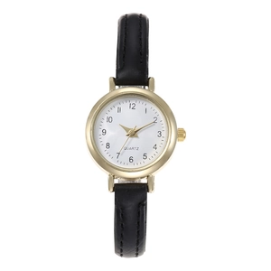 Montre à quartz sobre pour femme avec boîtier doré et bracelet en cuir noir sur fond blanc