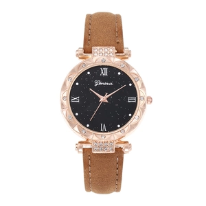 Détail du cadran noir étoilé avec strass et boîtier en or rose sur bracelet en cuir