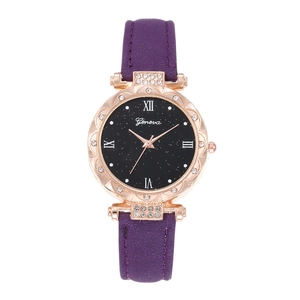 Détail du bracelet en cuir violet avec cadran ciel étoilé et lunette diamantée