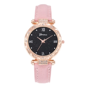 Vue détaillée de la montre pour femme or rose avec cadran étoilé et bracelet en cuir rose