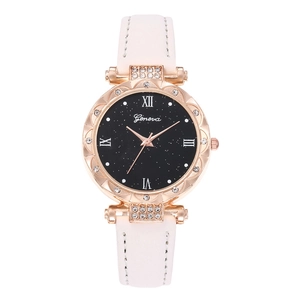 Détail d'une montre femme Geneva avec lunette en cristal et cadran ciel étoilé noir