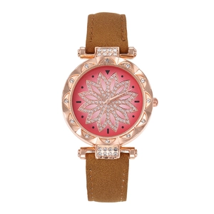 Detail einer roségoldenen Quarzuhr mit Strass-Zifferblatt und braunem Wildlederarmband