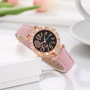 Montre femme en or rose avec cadran ciel étoilé et bracelet en cuir suédé rose