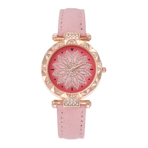 Nahaufnahme einer rosa Quarzuhr mit Kristall-Lotos-Zifferblatt und Roségold-Gehäuse