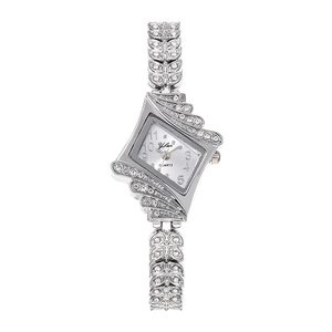 Détails de montre à quartz argentée avec bracelet en forme de feuille serti de diamants
