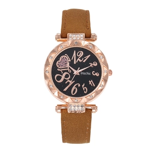 Détail du boîtier en or rose avec lunette en cristal et cadran étoilé noir avec motif de cœur