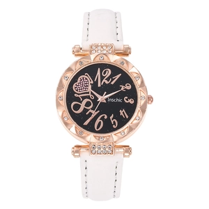 Détail de la montre Inschic avec cadran étoilé à cœur et lunette pétale en or rose